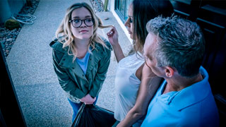 Hija adoptiva aprende que robar está mal. Katie Kush y Mckenzie Lee