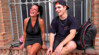 Aura Rodríguez es una maestra de 40 años que se echa a un exalumno de 19