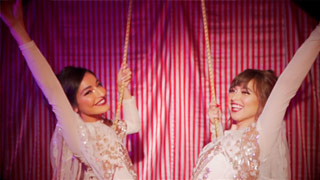 Acrobatas de un circo se cogen tras la actuación. Emily Willis y Riley Reid