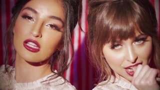 Acrobatas de un circo se cogen tras la actuación. Emily Willis y Riley Reid