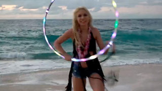Carmen Caliente usa el hula hoop en la playa antes de que le echen la crema