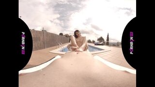 Mia Navarro - Morenita me hace una paja en la alberca