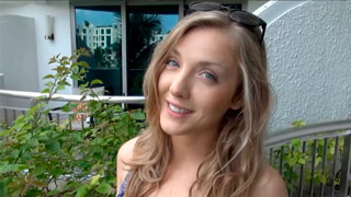 Karla Kush recibe un creampie POV en Singapur cuando la llevas de vacaciones