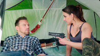 Parodia porno de Tomb Raider - Lara Croft tiene sexo en una tienda de campaña