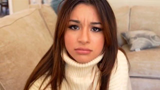 Hermanastra atrapada masturbándose con la almohada. Mickey Violet