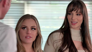 La guapa jovencita Anna Claire Clouds y la guapa madura Lexi Luna echan pasión juntas