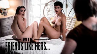 Adolescentes pilladas besándose. La madre también quiere chupar panochitas