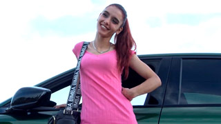 Esmeralda Blue es una chavita bien flaquita probando verga negra