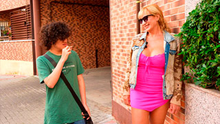 Victoria Vera se echa un clavado con un chavo jovencito