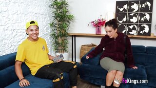 Rebeka Rock engaña un buen con esa inocencia, voz dulce y cara risueña