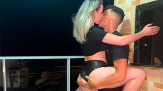 Mujer casada monta verga mientras su marido cornudo la mira. Pedro Caliente X