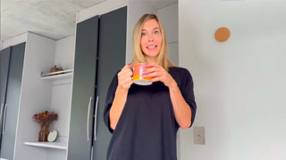 Madrastra argentina prueba la leche de su hijastro. Verobuffone