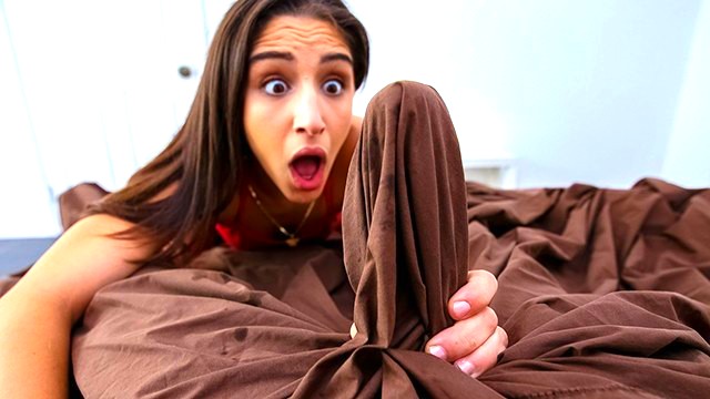 Mi marido se levanta con la verga parada. Abella Danger sabe bajarlas bien