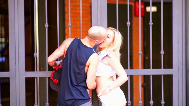 Dos desconocidos echando pasión. La rubia Darisa Durán no se corta un pelo echando pasión