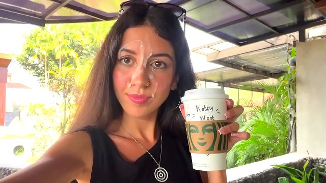 Café con leche en Starbucks al estilo Katty West, mucha leche y cremita facial