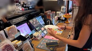 Café con leche en Starbucks al estilo Katty West, mucha leche y cremita facial