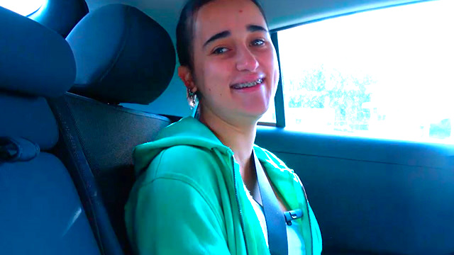 19 años, debuta en el porno. Sofía Jiménez, futbolista, ¡Quiere que le den su taco!