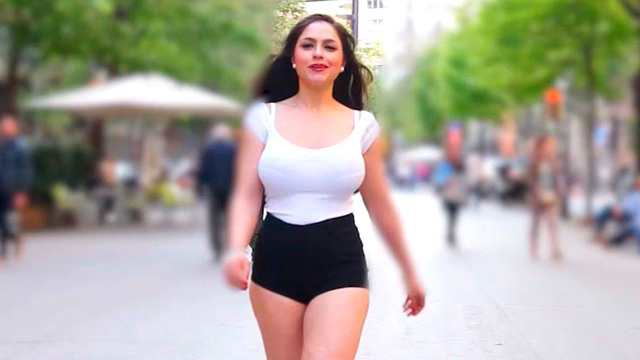 ¡Se nos cae la baba con Marta La Croft! ¿Su cuerpazo valdrá para el porno? ;)