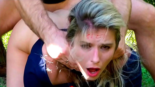 Sexo duro y humillación extrema a la Super MILF Cory Chase cogiendo en el jardín