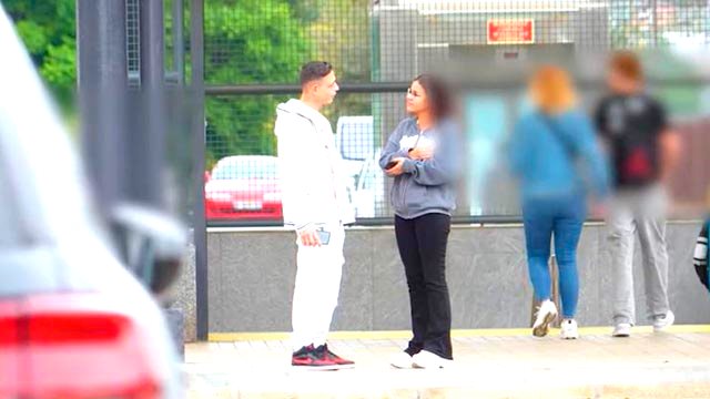 A la salida del metro, Lily Morena encontró un gran miembro... ¡y se lo chupó completo!