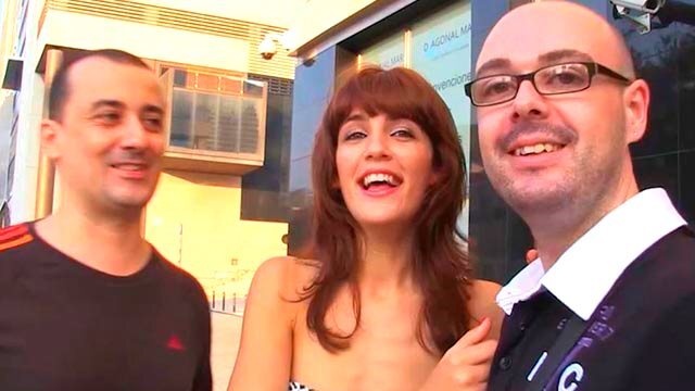 Carol Vega sale en busca de verga en la calle. ¿Te suena la cara de esta chiquita?