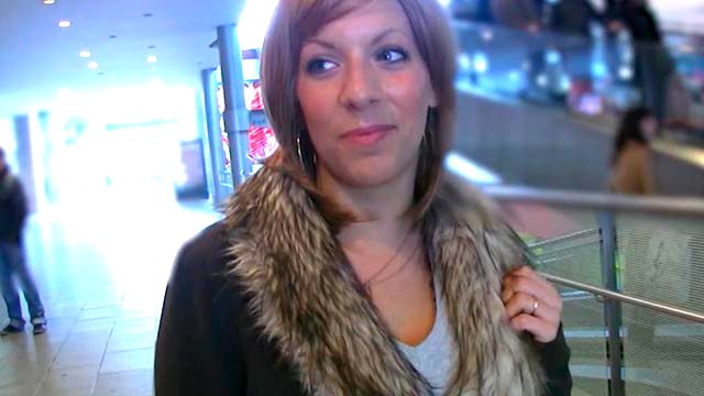 Ainoa Moreno atrapada en el centro comercial. Robin Reid consuela a la chica plantada