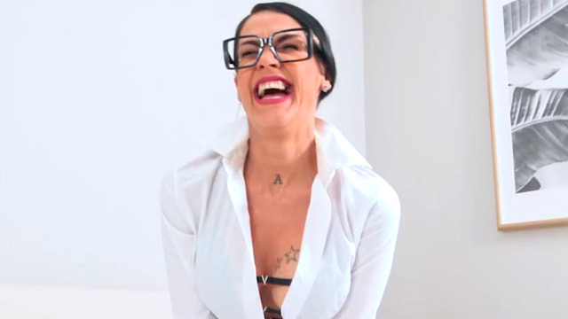 Mamás grabando porno... ¡Vaya peligro tiene la maestra Adela!