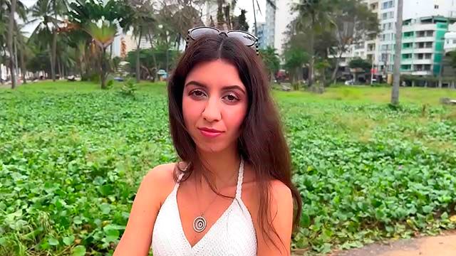 Es Karry West y se comenta que si la invitas a cenar ella te devuelve el favor