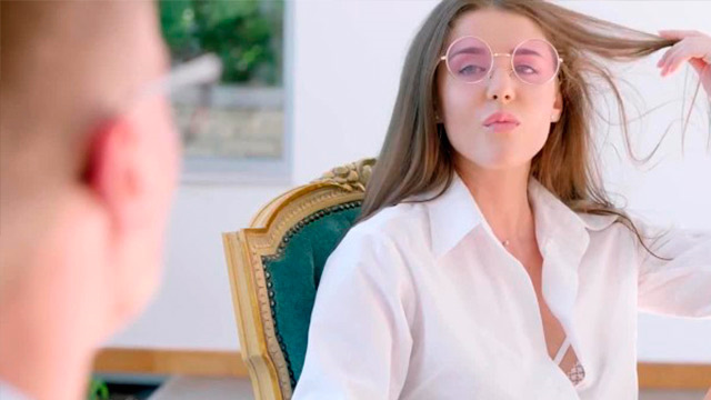 Sybil, tan guapa como ninfómana. Cogida estelar con la chava zorra de lentes