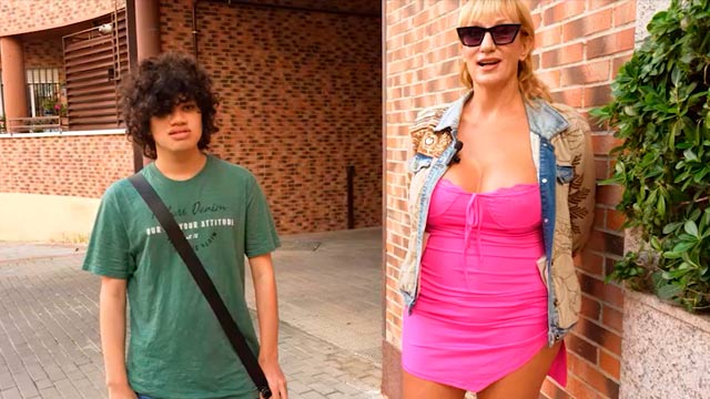 Victoria Vera le da una clase magistral a un yogurín de cómo coger con una MILF