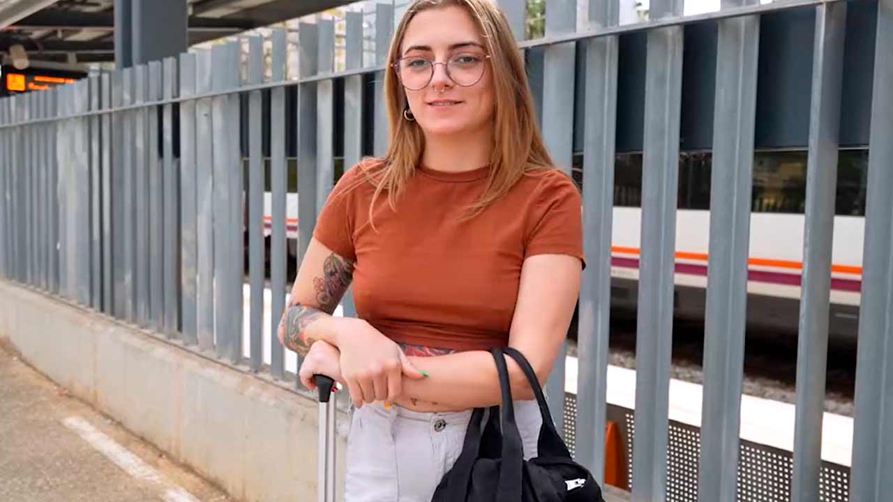 No lleva ni 10 minutos en Barcelona y Lorena Lopes ya se pone a coger. ¡Bienvenida, güera!