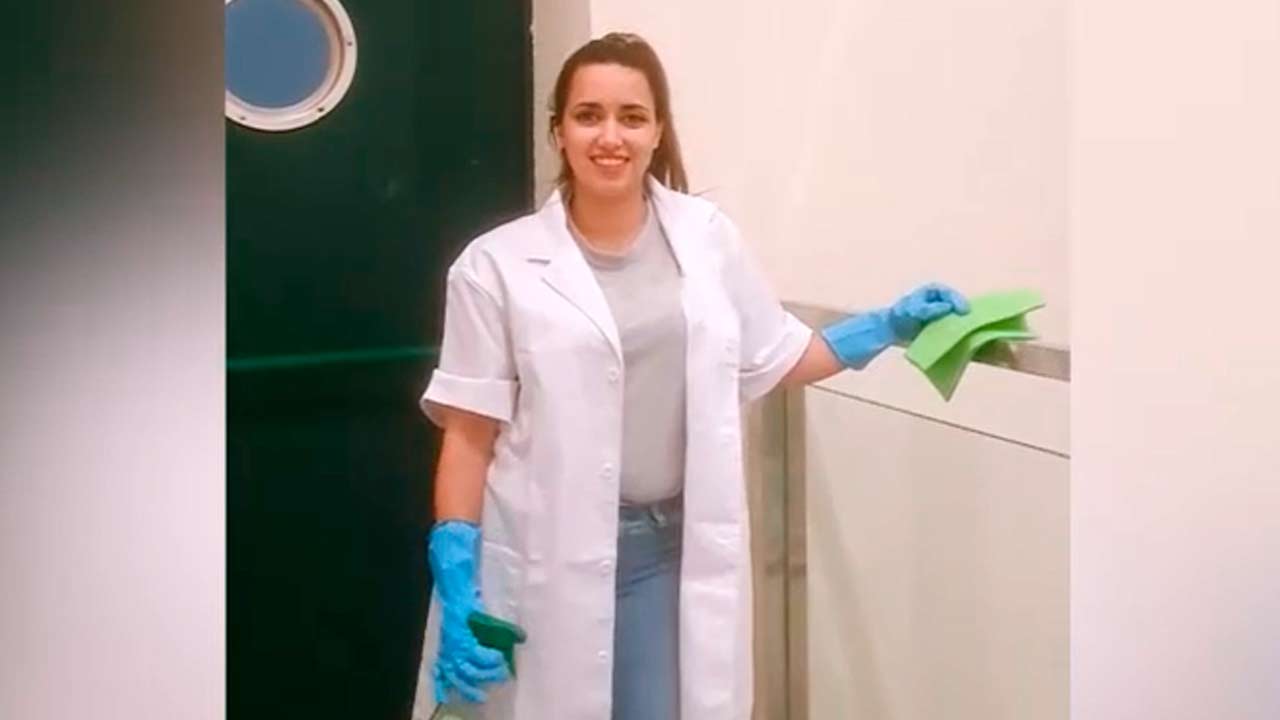 La chava de la LIMPIEZA quiere hacer porno. ¡Casting de Nonax!