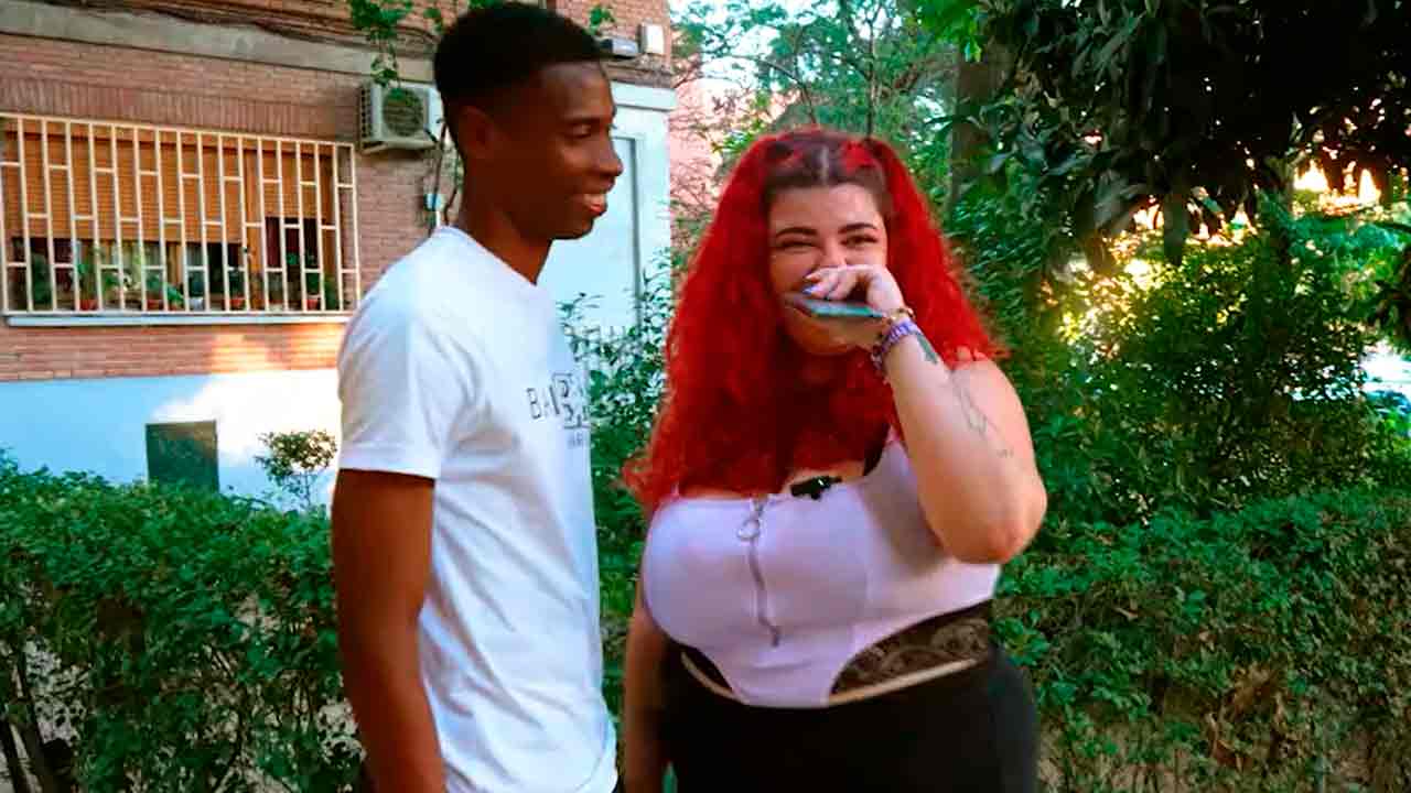 Leia Sáez se convierte en la REINA en un día. Sé que los negros se mueren por mí