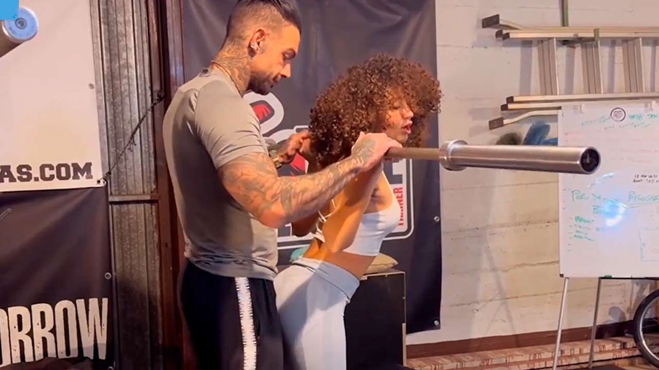 La italiana Beatrice Segreti se echa un palo en el gimnasio de su casa con su entrenador