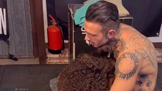 La italiana Beatrice Segreti se echa un palo en el gimnasio de su casa con su entrenador