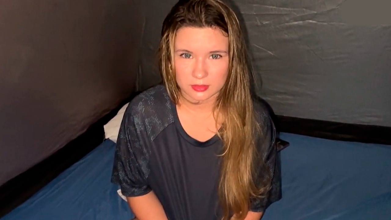 Atrapen a MaracuMangoo masturbándose y terminan cogiéndola en la tienda de campaña