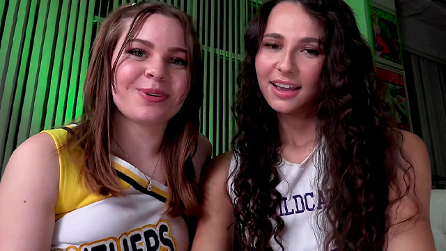 Las porristas Liz Jordan y Adriann Jade se echan un palito con el entrenador. ¡El deporte es salud!