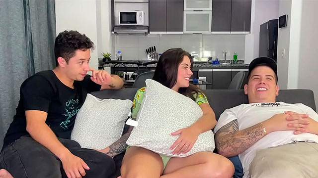 Sara Blonde siempre coge con sus roomies, ella es bien ninfómana, güey