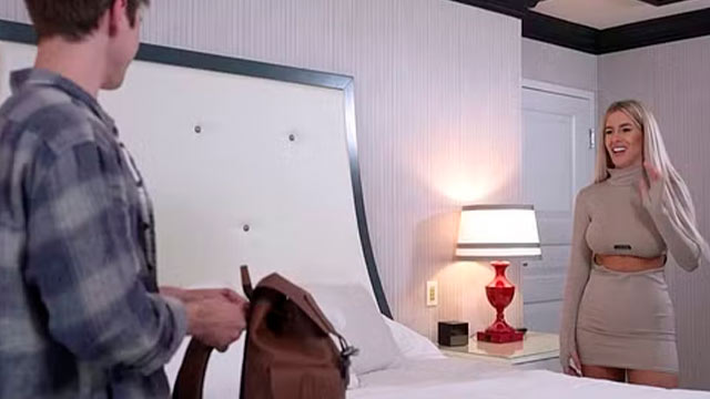 El joven Jackie Knight se echa a una vieja bien explosiva, la tetona Ema Karter