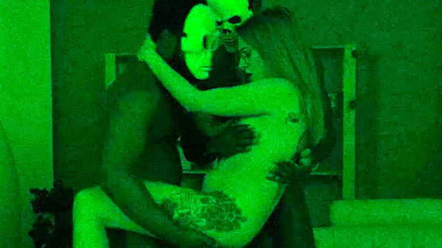 Lorena Lopes no sabe que la están cogiendo dos negros con un miembro enorme