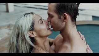 Cogiendo en la alberca privada con Veronia Leal, dinero y poder, sexo seguro ;)